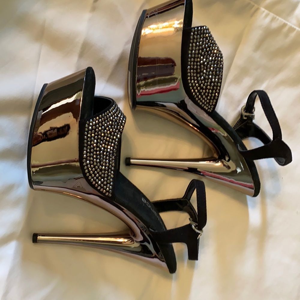 Size 7 High heels black w/straps